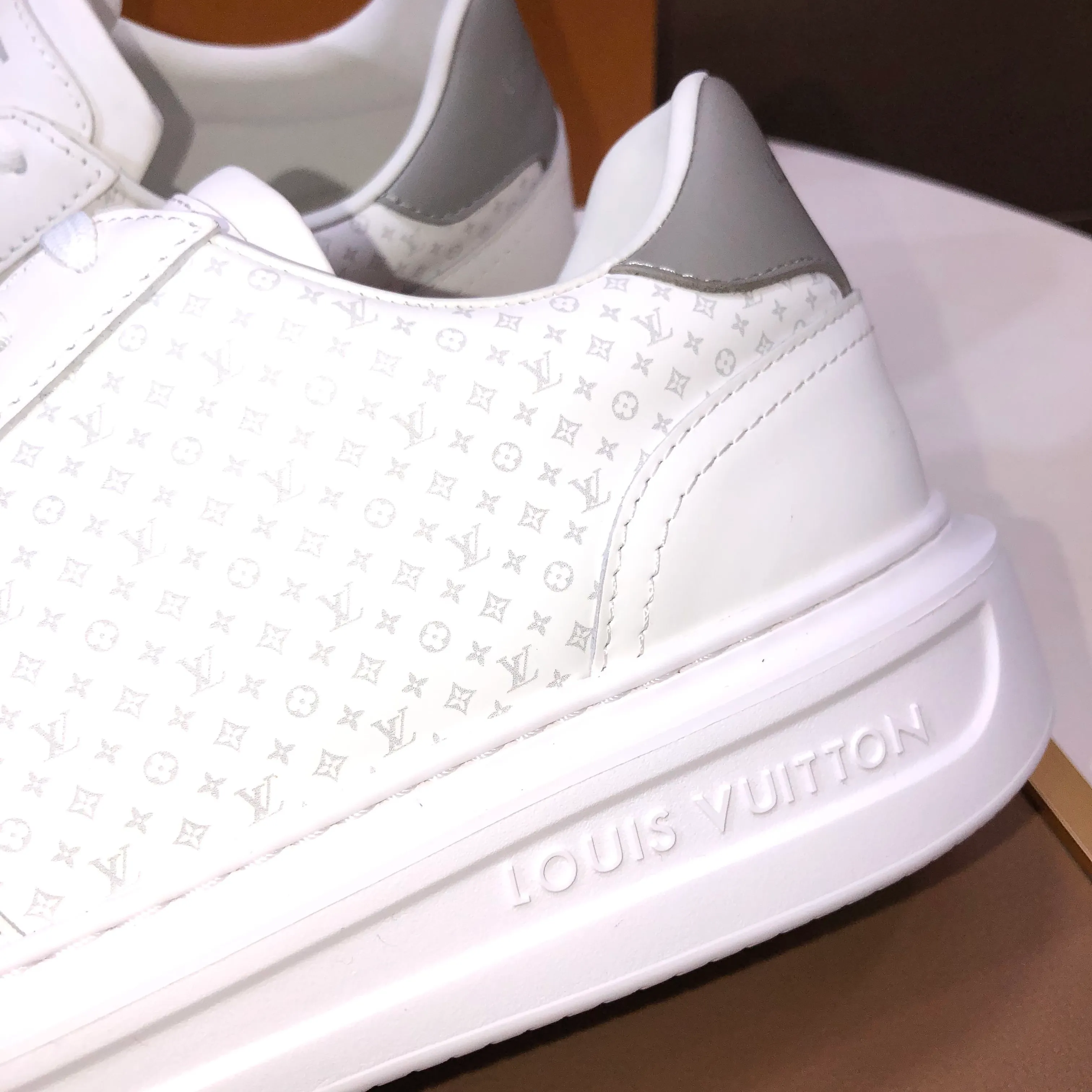 Factory batch 640💰original development, quality shipment, welcome to compare - LV sneaker series sports shoes introduce the loose silhouette of the ready-to-wear series into the spring and summer men's wear shows and make an eye-catching appearance. The cow leather upper is combined with rough fabric laces, and colorful beading highlights the brand's classic elements. LV letters mark the tongue and Monogram floral outsole. Mixed materials Made of top-grain cowhide, thick shoelace design, large Monogram print on the side, mesh lining and cotton feet, the comfort is as extreme as ever, premium heritage, quality first, worth owning! Size: Men’s 38-45 (45 is custom-made and cannot be returned or exchanged)